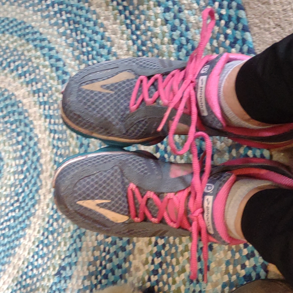 Tennis shoes